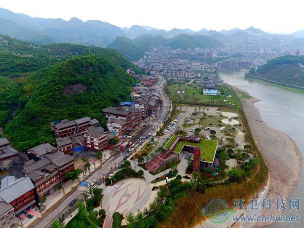 赤水河旅游公路旁的綜合服務(wù)體。（貴州省公路局提供）