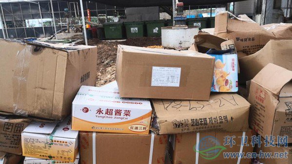 冷凍的過(guò)期食品、不合格食品等待拆箱后自然解凍